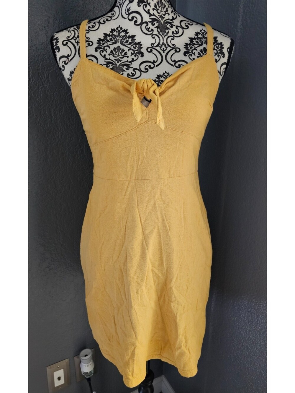 Women's Hollister Summer Spaghetti Strap Dress Yellow Lined Size Small Ruffle